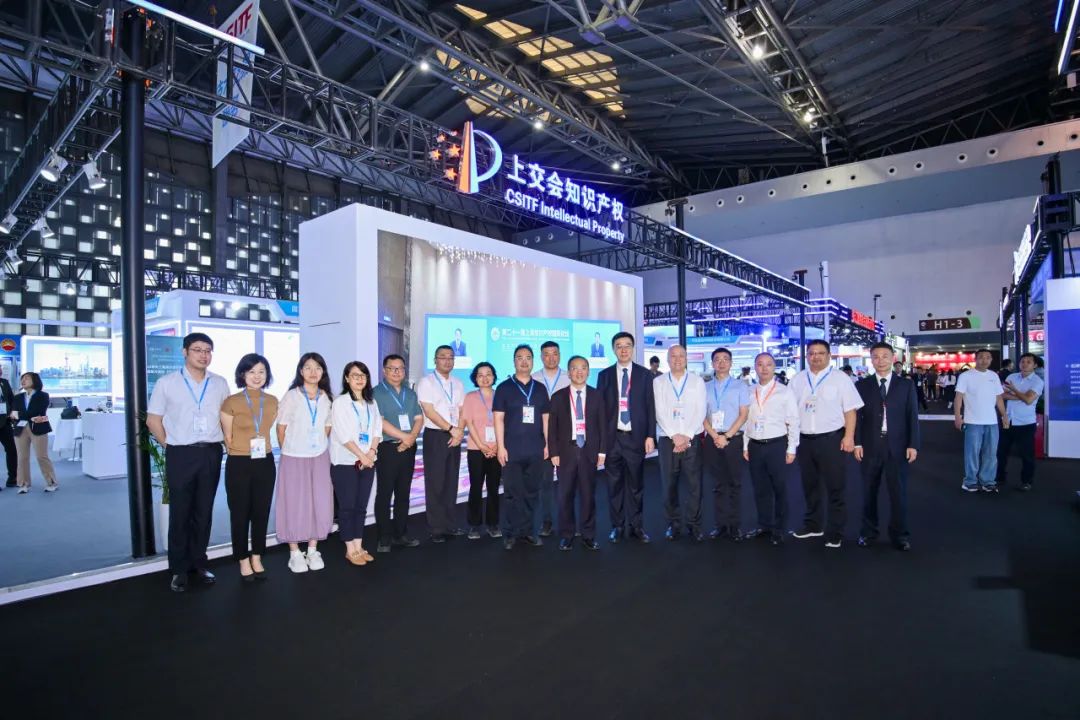 市知识产权局局长芮文彪察看第十一届上交会知识产权服务保障工作
